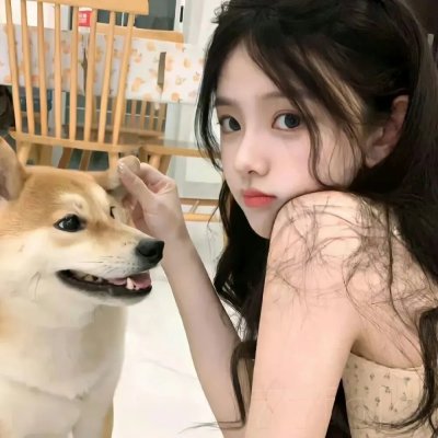 泳池里的女人